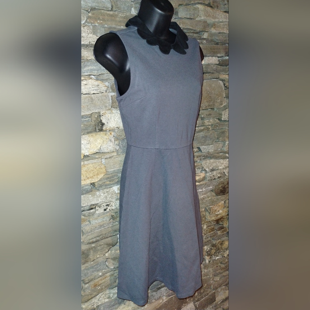 Modcloth gray aline Sleeveless dress with black scalloped collar,  size s - Picture 4 of 9